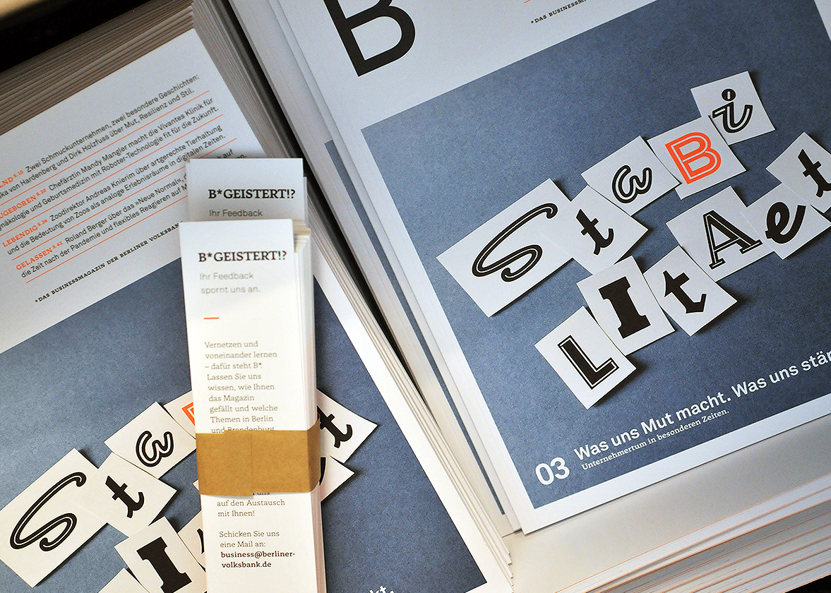 Draufsicht auf einem Stapel Magazine der Ausgabe 3