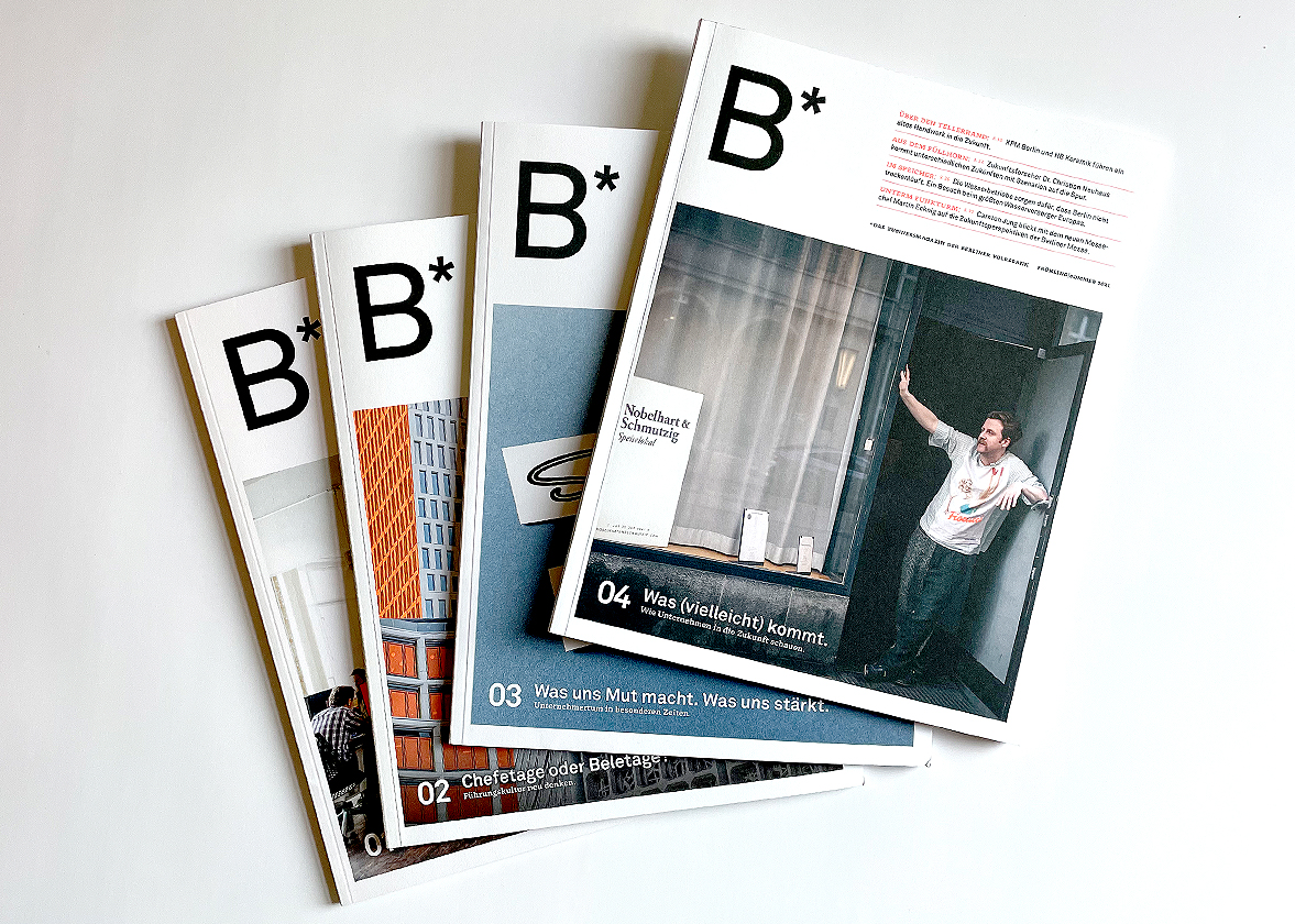 4 gestapelte Ausgaben eines Magazins