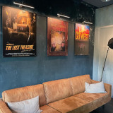 Sofa und darüber 3 Poster von drei verschiedenen Escape-Rooms